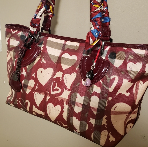 Burberry Handbags - Burberry Heart Supernova Tote